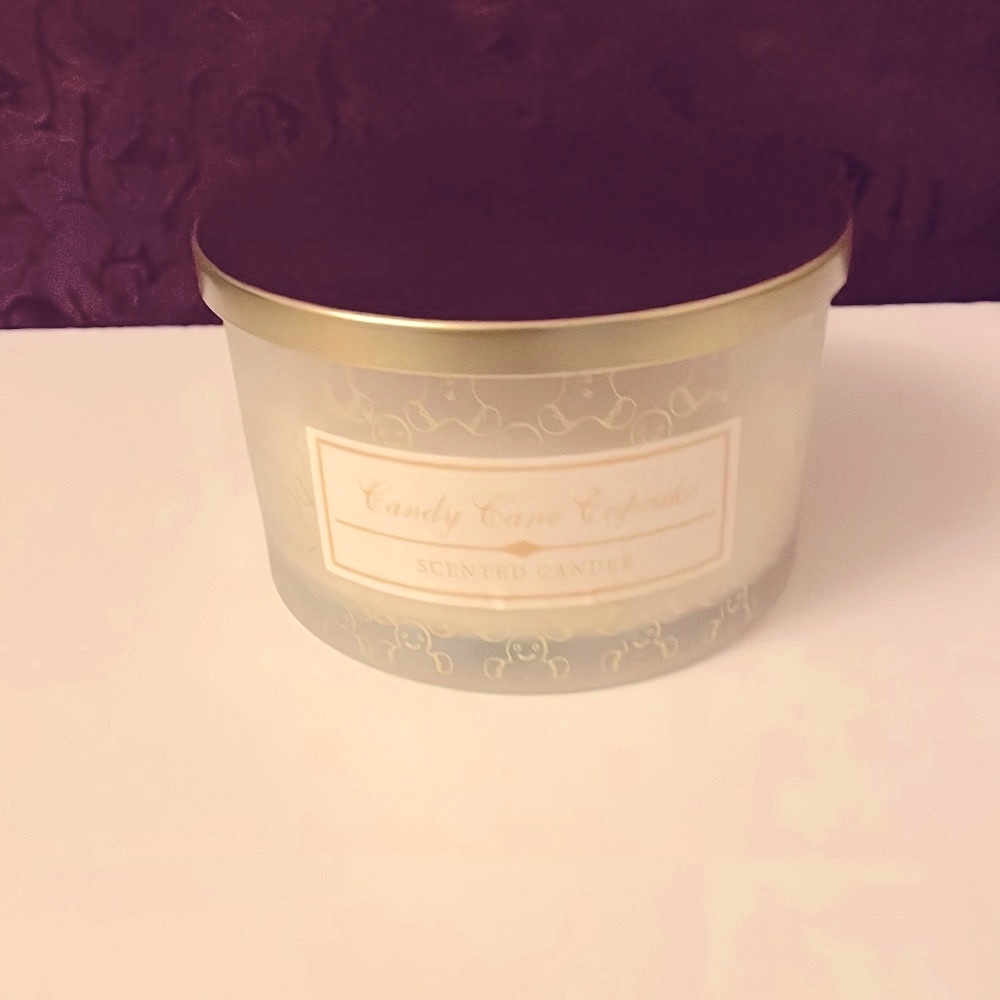 NWT 14 OZ Candy Cane Cupcake 4 wick candle.